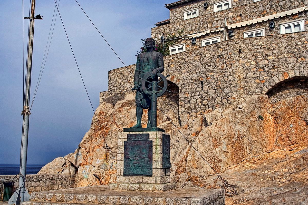 Ανδριάντας του Ανδρέα Μιαούλη στην Ύδρα